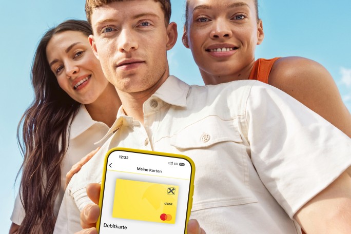 3 Personen mit Handy in der Hand vor einem blauen Himmel