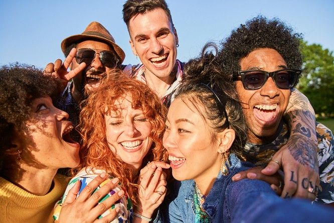 European Youth Card - Frau auf Reisen